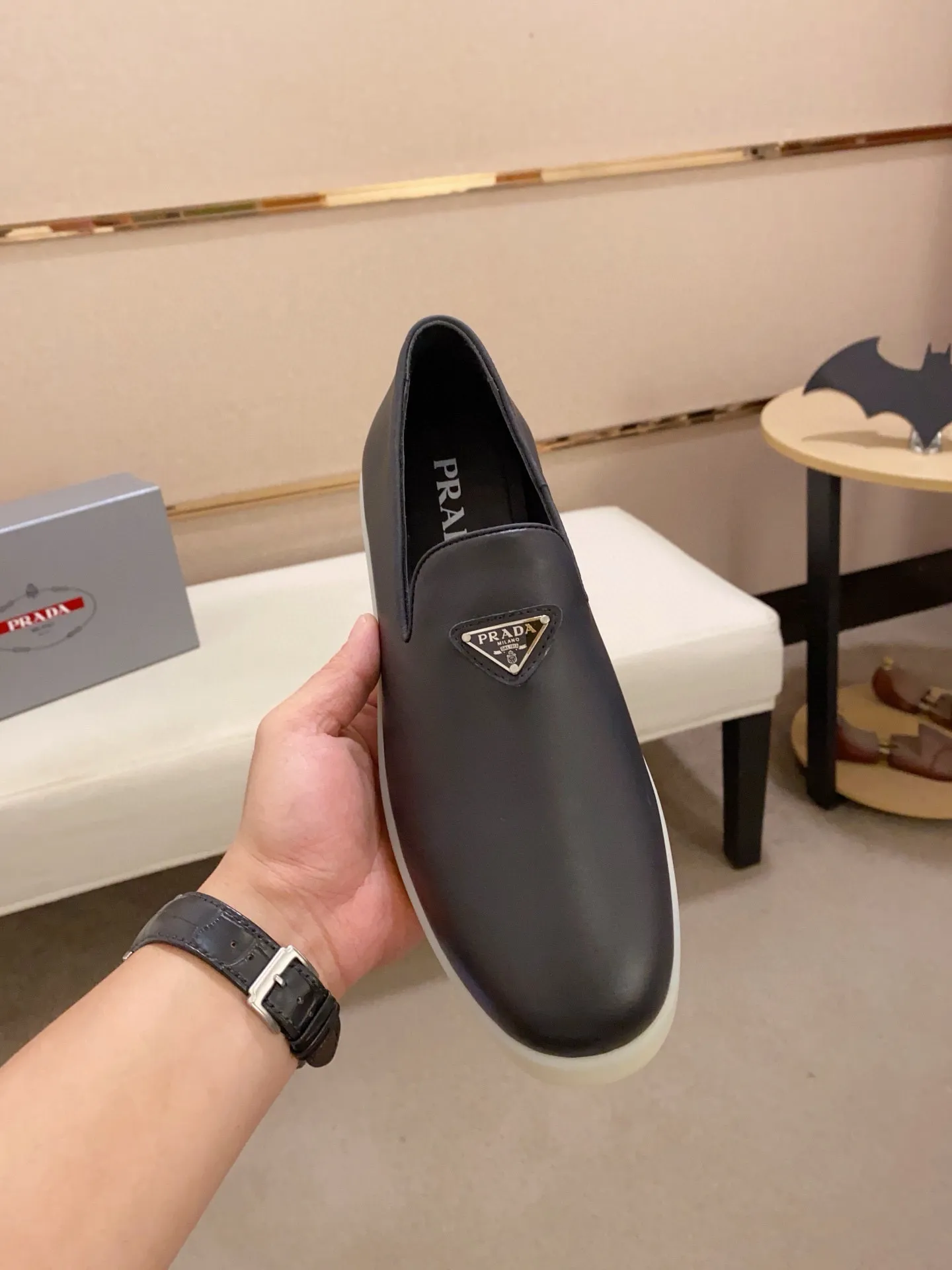Men's shoes 💰 580💰 ✔️✔️✔️High-quality new PRADA counters are launched at the same time. The new men's shoes and 😘fabrics are selected from high-silk bald cowhide and are made by pure handicrafts. Lining: Full cowhide lining. 👍🏿 High-end ☄️ air-cushion molded anti-slip rubber outsole, exquisite lines, simple and elegant, comfortable and high-end for leisure travel. Code number: 38 to 44 (45 can be customized)